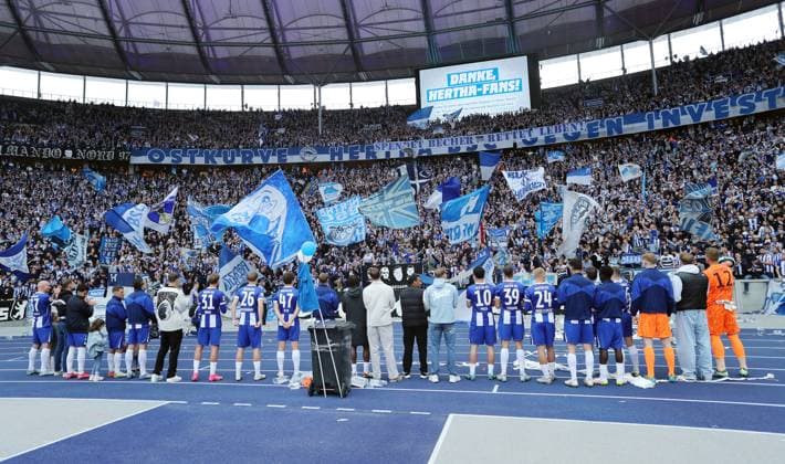 Herthamannschaft wird von den Fans gefeiert Fußball Fussball DFL 2.Bundesliga Herren 34. Spieltag Saison 2024 2025 18.05.2025 Hertha BSC Berlin vs. Hannover 96 DFL regulations prohibit any use of photographs as image sequences and or quasi-video