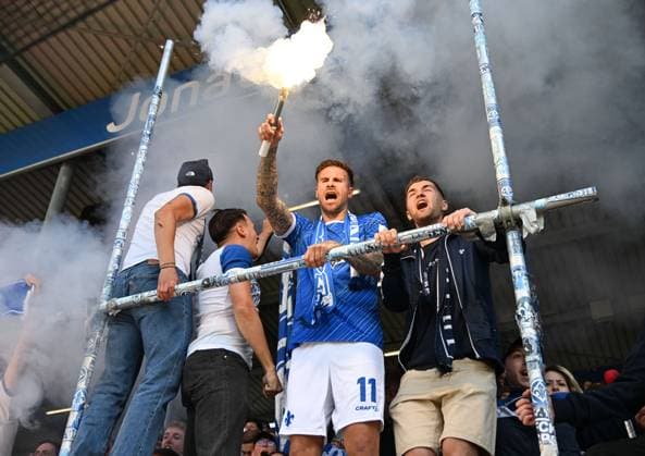 18.05.2025, xsltx, Fussball 2.Bundesliga, SV Darmstadt 98 - Jahn Regensburg v.l. Tobias Kempe (SV Darmstadt 98) nimmt in Feierlaune Abschied von den Darmstädtern Fans und seinem Team (DFL DFB REGULATIONS PROHIBIT ANY USE OF PHOTOGRAPHS as IMAGE SEQUENCES and or QUASI-VIDEO)
