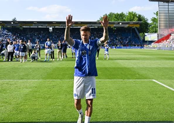 18.05.2025, xsltx, Fussball 2.Bundesliga, SV Darmstadt 98 - Jahn Regensburg v.l. Tobias Kempe (SV Darmstadt 98) nimmt in Feierlaune Abschied von den Darmstädtern Fans und seinem Team (DFL DFB REGULATIONS PROHIBIT ANY USE OF PHOTOGRAPHS as IMAGE SEQUENCES and or QUASI-VIDEO)