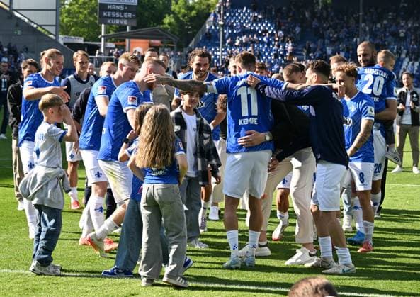 18.05.2025, xsltx, Fussball 2.Bundesliga, SV Darmstadt 98 - Jahn Regensburg v.l. Tobias Kempe (SV Darmstadt 98) nimmt in Feierlaune Abschied von den Darmstädtern Fans und seinem Team (DFL DFB REGULATIONS PROHIBIT ANY USE OF PHOTOGRAPHS as IMAGE SEQUENCES and or QUASI-VIDEO)