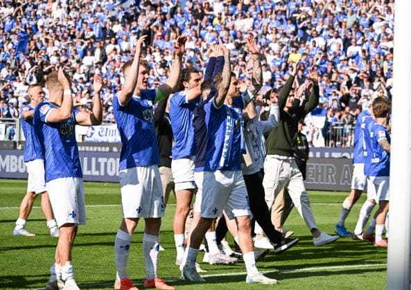 18.05.2025, xsltx, Fussball 2.Bundesliga, SV Darmstadt 98 - Jahn Regensburg v.l. Tobias Kempe (SV Darmstadt 98) nimmt in Feierlaune Abschied von den Darmstädtern Fans und seinem Team (DFL DFB REGULATIONS PROHIBIT ANY USE OF PHOTOGRAPHS as IMAGE SEQUENCES and or QUASI-VIDEO)