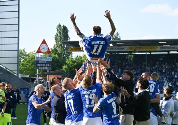 18.05.2025, xsltx, Fussball 2.Bundesliga, SV Darmstadt 98 - Jahn Regensburg v.l. Tobias Kempe (SV Darmstadt 98) nimmt in Feierlaune Abschied von den Darmstädtern Fans und seinem Team (DFL DFB REGULATIONS PROHIBIT ANY USE OF PHOTOGRAPHS as IMAGE SEQUENCES and or QUASI-VIDEO)