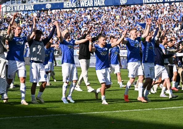 18.05.2025, xsltx, Fussball 2.Bundesliga, SV Darmstadt 98 - Jahn Regensburg v.l. Tobias Kempe (SV Darmstadt 98) nimmt in Feierlaune Abschied von den Darmstädtern Fans und seinem Team (DFL DFB REGULATIONS PROHIBIT ANY USE OF PHOTOGRAPHS as IMAGE SEQUENCES and or QUASI-VIDEO)