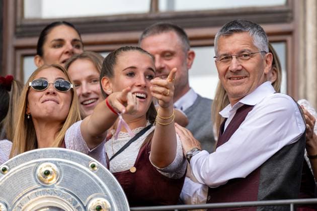 Vereinspraesident Herbert Hainer (FC Bayern München) mit Spielerinnen vom FC Bayern Muenchen, Meisterfeier, Rathausbalkon, FC Bayern Muenchen und FC Bayern Frauen, Fussball, 18.05.2025 DFB regulations prohibit any use of photographs as image sequences and or quasi-video Muenchen Bayern Deutschland