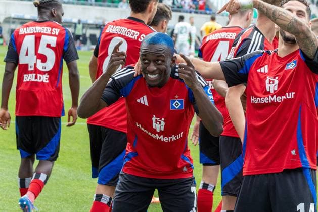 Torjubel von Jean-Luc Dompe 7 (Hamburger SV) nach seinem Ausgleichtor zum 1:1, Spvgg Greuther Fuerth vs. Hamburger SV Fussball, 2. Bundesliga, DFL, Saison 2024 2025, Rueckrunde, 34. Spieltag, 18.05.2025 DFB regulations prohibit any use of photographs as image sequences and or quasi-video