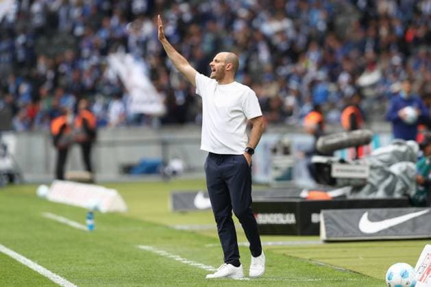 18.05.2025, xtgx, Fussball 2. Bundesliga, Hertha BSC Berlin - Hannover 96 emspor, v.l. Stefan Leitl (Hannover, Trainer) gibt Anweisungen, gestikuliert mit den Armen, gesticulate, gives instructions (DFL DFB REGULATIONS PROHIBIT ANY USE OF PHOTOGRAPHS as IMAGE SEQUENCES and or QUASI-VIDEO) Berlin