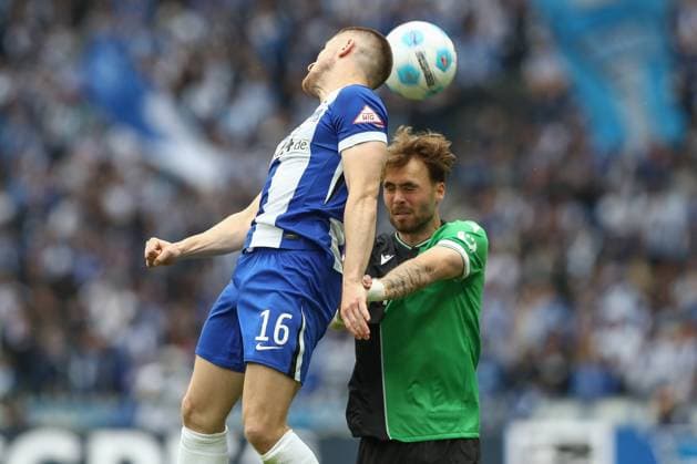 18.05.2025, xtgx, Fussball 2. Bundesliga, Hertha BSC Berlin - Hannover 96 emspor, v.l. Jonjoe Kenny (Hertha, 16), Kolja Oudenne (Hannover) Zweikampf, Duell, Kampf, tackle (DFL DFB REGULATIONS PROHIBIT ANY USE OF PHOTOGRAPHS as IMAGE SEQUENCES and or QUASI-VIDEO) Berlin