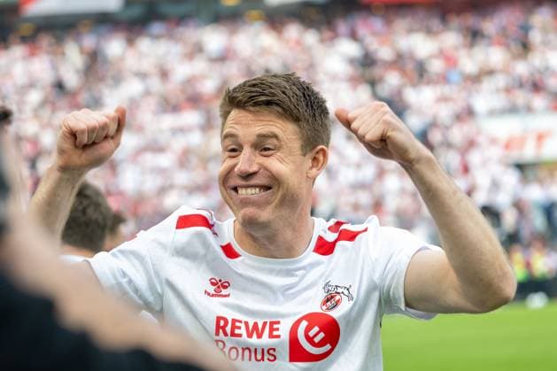 18.05.2025, Fussball: 2. Bundesliga, Saison 2024 2025, 34. Spieltag, 1. FC Koeln - 1. FC Kaiserslautern im RheinEnergieStadion in Koeln. Dominique Heintz (1. FC Koeln, 03) bejubelt den Sieg, die Meisterschaft und den Wiederaufstieg. Wichtiger Hinweis: Gemaess den Vorgaben der DFL Deutsche Fussball Liga bzw. des DFB Deutscher Fussball-Bund ist es untersagt, in dem Stadion und oder vom Spiel angefertigte Fotoaufnahmen in Form von Sequenzbildern und oder videoaehnlichen Fotostrecken zu verwerten bzw. verwerten zu lassen. Foto: Kirchner-Media Thomas Haesler