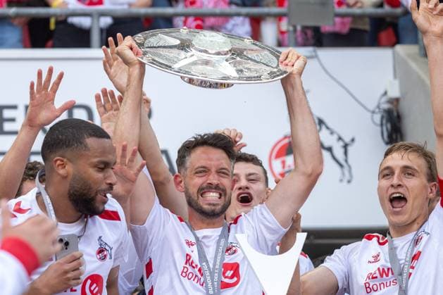 18.05.2025, Fussball: 2. Bundesliga, Saison 2024 2025, 34. Spieltag, 1. FC Koeln - 1. FC Kaiserslautern im RheinEnergieStadion in Koeln. Mark Uth (1. FC Koeln, 13) mit der Meisterschale. Wichtiger Hinweis: Gemaess den Vorgaben der DFL Deutsche Fussball Liga bzw. des DFB Deutscher Fussball-Bund ist es untersagt, in dem Stadion und oder vom Spiel angefertigte Fotoaufnahmen in Form von Sequenzbildern und oder videoaehnlichen Fotostrecken zu verwerten bzw. verwerten zu lassen. Foto: Kirchner-Media Thomas Haesler