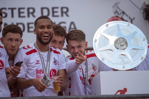 18.05.2025, Fussball: 2. Bundesliga, Saison 2024 2025, 34. Spieltag, 1. FC Koeln - 1. FC Kaiserslautern im RheinEnergieStadion in Koeln. Florian Kainz (1. FC Koeln, 11), Linton Maina (1. FC Koeln, 37), Luca Waldschmidt (1. FC Koeln, 09) und Jan Thielmann (1. FC Koeln, 29) jubeln neben der Meisterschale ueber den Titel, den Wiederaufstieg und den Sieg. Wichtiger Hinweis: Gemaess den Vorgaben der DFL Deutsche Fussball Liga bzw. des DFB Deutscher Fussball-Bund ist es untersagt, in dem Stadion und oder vom Spiel angefertigte Fotoaufnahmen in Form von Sequenzbildern und oder videoaehnlichen Fotostrecken zu verwerten bzw. verwerten zu lassen. Foto: Kirchner-Media Thomas Haesler