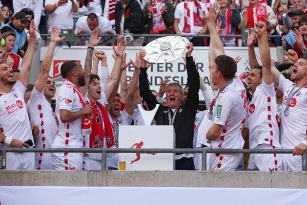 2. Bundesliga - 24 25 - 1. FC Köln - 1. FC Kaiserslautern am 18.05.2025 im RheinEnergieSTADION in Köln Jubel und Freude über die Meisterschaft bei der Mannschaft des 1 FC Köln, hier hält Trainer Head Coach Friedhelm Funkel (Koeln) die Schale hoch