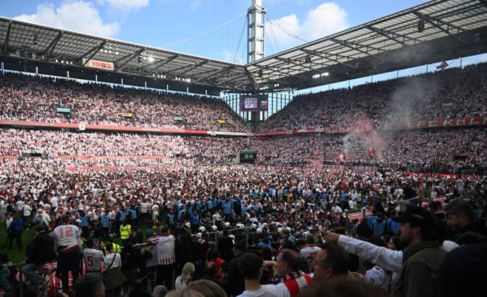 18.05.2025, xophax, Fussball 2.Bundesliga, 1.FC Koeln - 1.FC Kaiserslautern v.l. Meister der 2. Liga 1.FC Köln Platzsturm im Rhein Energie Stadion Aufstiegsfinale 1.FC Köln gegen Kaiserslautern (DFL DFB REGULATIONS PROHIBIT ANY USE OF PHOTOGRAPHS as IMAGE SEQUENCES and or QUASI-VIDEO) Koeln