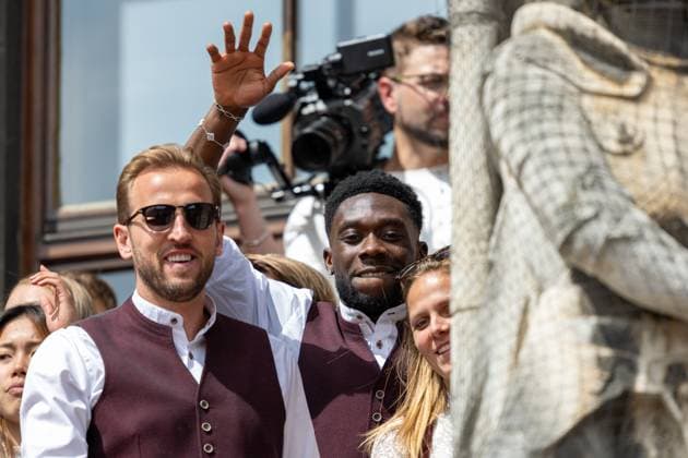 Harry Kane 9 (FC Bayern Muenchen), Alphonso Davies 19 (FC Bayern Muenchen), Meisterfeier, Rathausbalkon, FC Bayern Muenchen und FC Bayern Frauen, Fussball, 18.05.2025 DFB regulations prohibit any use of photographs as image sequences and or quasi-video Muenchen Bayern Deutschland
