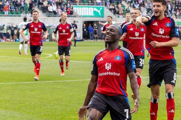 Torjubel von Jean-Luc Dompe 7 (Hamburger SV) nach seinem Ausgleichtor zum 1:1, Spvgg Greuther Fuerth vs. Hamburger SV Fussball, 2. Bundesliga, DFL, Saison 2024 2025, Rueckrunde, 34. Spieltag, 18.05.2025 DFB regulations prohibit any use of photographs as image sequences and or quasi-video