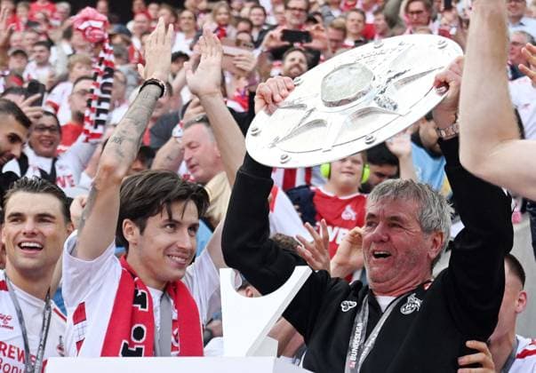 18.05.2025, xophax, Fussball 2.Bundesliga, 1.FC Koeln - 1.FC Kaiserslautern v.l. Meister der 2. Liga : 1.FC Köln Mannschaft mit Schale Trainer Friedhelm Funkel Aufstiegsfinale 1.FC Köln gegen Kaiserslautern (DFL DFB REGULATIONS PROHIBIT ANY USE OF PHOTOGRAPHS as IMAGE SEQUENCES and or QUASI-VIDEO) Koeln