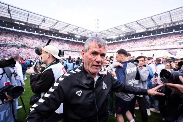 GER, 2. FBL, 1. FC Köln Koel vs 1.FC Kaiserslautern 18.05.2025, RheinEnergieStadion, Köln, GER, 2. FBL, 1. FC Köln Koel vs 1.FC Kaiserslautern im Bild: Friedhelm Funkel (Chef-Trainer, 1. FC Köln Koeln) nach der Bierdusche