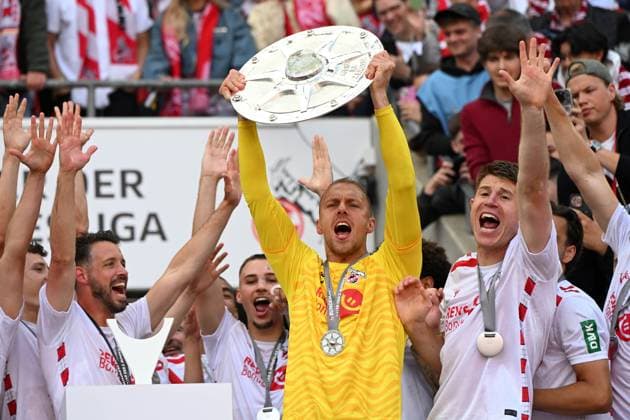 Torwart Marvin Schwaebe (1. FC Koeln) die Meisterschale der zweiten Bundesliga waehrend des Spiels der 2. Bundesliga zwischen 1. FC Köln und 1. FC Kaiserslautern im RheinEnergieStadion am 18. May 2025 in Köln, Deutschland. (Foto von Ralf Treese DeFodi Images) +++ Torwart Marvin Schwaebe (1. FC Koeln) the championship trophy of second Bundesliga during the 2. Bundesliga match between 1. FC Köln and 1. FC Kaiserslautern at RheinEnergieStadion on May 18, 2025 in Cologne, Germany. (Photo by Ralf Treese DeFodi Images) DFB DFL REGULATIONS PROHIBIT ANY USE OF PHOTOGRAPHS AS IMAGE SEQUENCES AND OR QUASI-VIDEO. (Photo by Ralf Treese DeFodi Images)