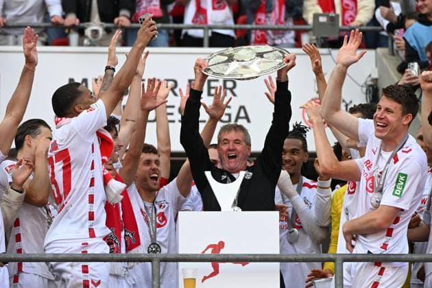 Trainer Friedhelm Funkel (1. FC Koeln) mit der Meisterschale der zweiten Bundesliga waehrend des Spiels der 2. Bundesliga zwischen 1. FC Köln und 1. FC Kaiserslautern im RheinEnergieStadion am 18. May 2025 in Köln, Deutschland. (Foto von Ralf Treese DeFodi Images) +++ Trainer Friedhelm Funkel (1. FC Koeln) the championship trophy of second Bundesliga during the 2. Bundesliga match between 1. FC Köln and 1. FC Kaiserslautern at RheinEnergieStadion on May 18, 2025 in Cologne, Germany. (Photo by Ralf Treese DeFodi Images) DFB DFL REGULATIONS PROHIBIT ANY USE OF PHOTOGRAPHS AS IMAGE SEQUENCES AND OR QUASI-VIDEO. (Photo by Ralf Treese DeFodi Images)