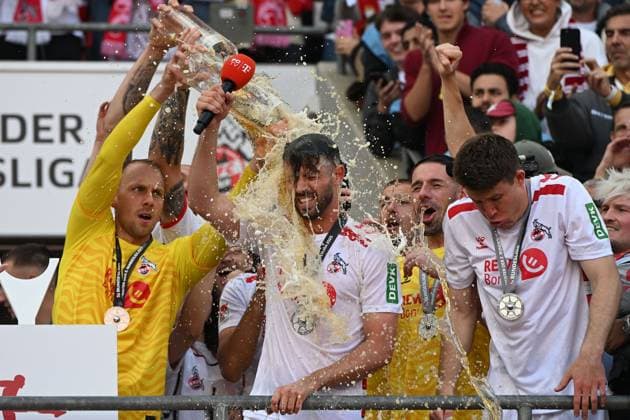 Torwart Marvin Schwaebe (1. FC Koeln) und Mark Uth (1. FC Koeln) bekommt eine Bierdusche waehrend des Spiels der 2. Bundesliga zwischen 1. FC Köln und 1. FC Kaiserslautern im RheinEnergieStadion am 18. May 2025 in Köln, Deutschland. (Foto von Ralf Treese DeFodi Images) +++ Torwart Marvin Schwaebe (1. FC Koeln) und Mark Uth (1. FC Koeln) gestures during the 2. Bundesliga match between 1. FC Köln and 1. FC Kaiserslautern at RheinEnergieStadion on May 18, 2025 in Cologne, Germany. (Photo by Ralf Treese DeFodi Images) DFB DFL REGULATIONS PROHIBIT ANY USE OF PHOTOGRAPHS AS IMAGE SEQUENCES AND OR QUASI-VIDEO. (Photo by Ralf Treese DeFodi Images)