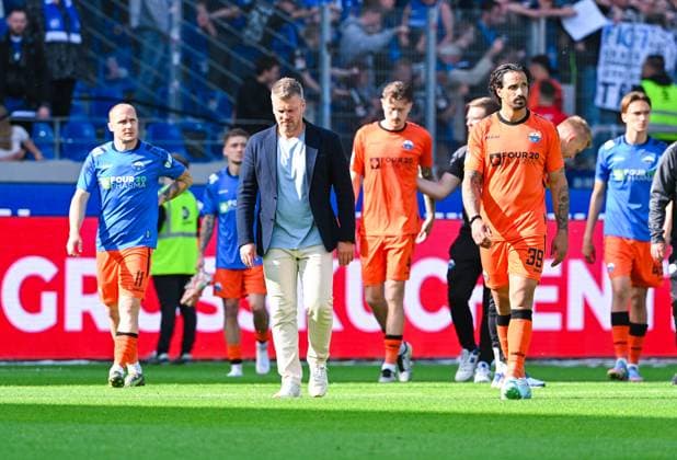 Trainer Lukas Kwasniok (SC Paderborn) und Adriano Grimaldi (SC Paderborn) sind traurig nach dem Spiel der 2. Bundesliga zwischen Karlsruher SC und SC Paderborn im BBBank Wildpark am 18. May 2025 in Karlsruhe, Deutschland. (Foto von Silas Schüller DeFodi Images) +++ Lukas Kwasniok (SC Paderborn) und Adriano Grimaldi (SC Paderborn) look sad after the 2. Bundesliga match between Karlsruher SC and SC Paderborn at BBBank Wildpark on May 18, 2025 in Karlsruhe, Germany. (Photo by Silas Schüller DeFodi Images) DFB DFL REGULATIONS PROHIBIT ANY USE OF PHOTOGRAPHS AS IMAGE SEQUENCES AND OR QUASI-VIDEO. (Photo by Silas Schueller DeFodi Images)