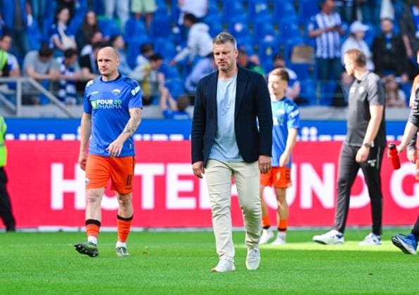 Trainer Lukas Kwasniok (SC Paderborn) und Sven Michel (SC Paderborn) wirken niedergeschlagen nach dem Spiel der 2. Bundesliga zwischen Karlsruher SC und SC Paderborn im BBBank Wildpark am 18. May 2025 in Karlsruhe, Deutschland. (Foto von Silas Schüller DeFodi Images) +++ Coach Lukas Kwasniok (SC Paderborn) and Sven Michel (SC Paderborn) look dejected after the 2. Bundesliga match between Karlsruher SC and SC Paderborn at BBBank Wildpark on May 18, 2025 in Karlsruhe, Germany. (Photo by Silas Schüller DeFodi Images) DFB DFL REGULATIONS PROHIBIT ANY USE OF PHOTOGRAPHS AS IMAGE SEQUENCES AND OR QUASI-VIDEO. (Photo by Silas Schueller DeFodi Images) *** Coach Lukas Kwasniok SC Paderborn and Sven Michel SC Paderborn look dejected after the 2 Bundesliga match between Karlsruher SC and SC Paderborn at BBBank Wildpark on May 18, 2025 in Karlsruhe, Germany Germany Photo by Silas Schüller DeFodi Images Coach Lukas Kwasniok SC Paderborn and Sven Michel SC Paderborn look dejected after the 2 Bundesliga match between Karlsruher SC and SC Paderborn at BBBank Wildpark on May 18, 2025 in Karlsruhe, Germany Photo by Silas Schüller DeFodi Images DFB DFL REGULATIONS PROHIBIT ANY USE OF PHOTOGRAPHS AS IMAGE SEQUENCES AND OR QUASI VIDEO Photo by Silas Schueller DeFodi Images