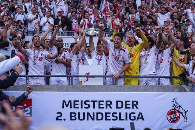 Fußball 2. Bundesliga 34. Spieltag 1. FC Köln - 1. FC Kaiserslautern am 18.05.2025 im RheinEnergieStadion in Köln Timo Hübers ( Köln ) hebt die Schale in die Luft Köln feiert den Aufstieg und die Meisterschaft DFL regulations prohibit any use of photographs as image sequences and or quasi-video.