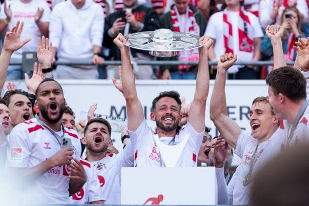 2.? ?Fußball Bundesliga, 1. FC Köln - 1. FC Kaiserslautern, 18.05.2025 Meister der 2. Fussball Bundesliga - 1. FC Köln mit Schale Mark Uth (1. FC Köln, 13) 2. Fußball Bundesliga, 1. FC Köln - 1. FC Kaiserslautern, Köln, RheinEnergiestadion am 18.05.2025 DFL REGULATIONS PROHIBIT ANY USE OF PHOTOGRAPHS AS IMAGE SEQUENCES AND OR QUASI-VIDEO.