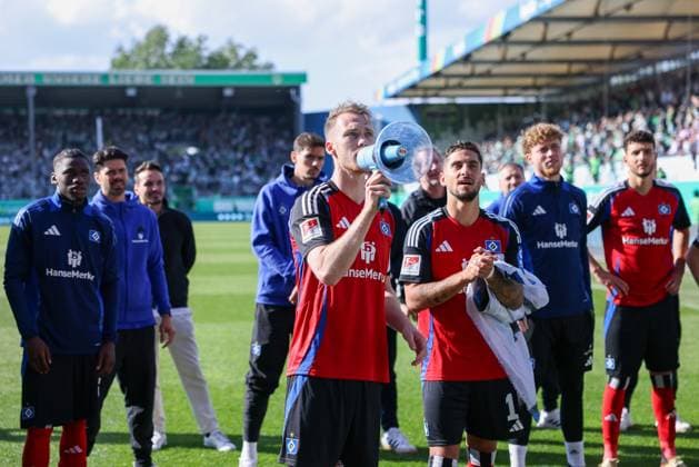 Sebastian Schonlau 4 (Hamburger SV) bei den Fans mit Megafon, Schlussjubel zum Aufstieg in die Bundesliga, Spvgg Greuther Fuerth vs. Hamburger SV Fussball, 2. Bundesliga, DFL, Saison 2024 2025, Rueckrunde, 34. Spieltag, 18.05.2025 DFB regulations prohibit any use of photographs as image sequences and or quasi-video