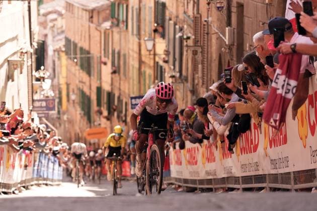 Sport Bilder des Tages Carapaz Richard during the stage 9 of the Giro d™Italia from Gubbio to Siena, Italy - Sunday, May 18, 2025. - cycling.  Copyright: xMassimoxPaolone LaPressex