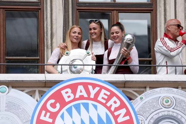 Glodis Perla Viggosdottir und Sarah Zadrazil bei der Meisterfeier des FC Bayern München auf dem Balkon des Rathauses am Marienplatz. München, 18.05.2025