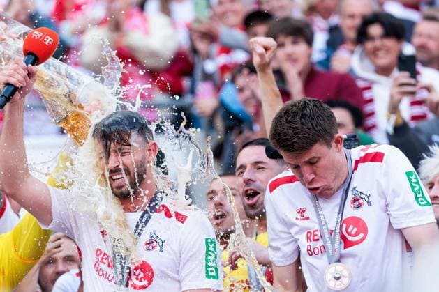 2.? ?Fußball Bundesliga, 1. FC Köln - 1. FC Kaiserslautern, 18.05.2025 Meister der 2. Fussball Bundesliga - 1. FC Köln Mark Uth (1. FC Köln, 13) Bierdusche 2. Fußball Bundesliga, 1. FC Köln - 1. FC Kaiserslautern, Köln, RheinEnergiestadion am 18.05.2025 DFL REGULATIONS PROHIBIT ANY USE OF PHOTOGRAPHS AS IMAGE SEQUENCES AND OR QUASI-VIDEO.