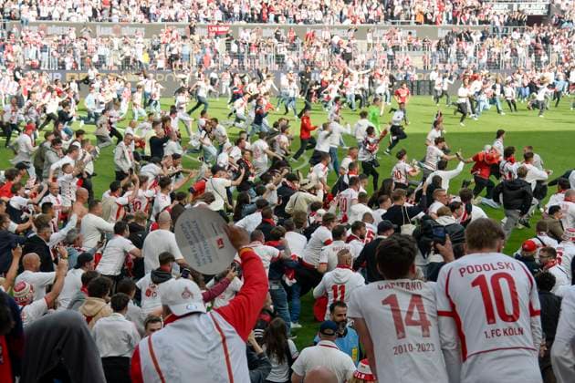 Platzsturm der Fans 18.05.2025 Fussball 1. FC Koeln vs 1. FC Kaiserslautern, Rheinenergiestadion, Koeln, DFB DFL REGULATIONS PROHIBIT ANY USE OF PHOTOGRAPHS AS IMAGE SEQUENCES AND OR QUASI-VIDEO
