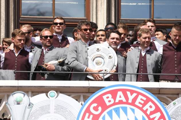 Die Männermannschaft bei der Meisterfeier des FC Bayern München auf dem Balkon des Rathauses am Marienplatz. München, 18.05.2025