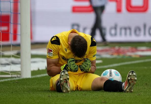 18.05.2025, xhettx, Fussball 2.Bundesliga, Karlsruher SC - SC Paderborn 07 v.l. Max Weiß (Karlsruhe SC, 1) jubelt nach dem Abpfiff (DFL DFB REGULATIONS PROHIBIT ANY USE OF PHOTOGRAPHS as IMAGE SEQUENCES and or QUASI-VIDEO)