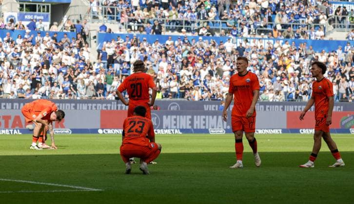 18.05.2025, xhettx, Fussball 2.Bundesliga, Karlsruher SC - SC Paderborn 07 v.l. die Enttäuschung ist groß nach der verpassten Chance bei Paderborn (DFL DFB REGULATIONS PROHIBIT ANY USE OF PHOTOGRAPHS as IMAGE SEQUENCES and or QUASI-VIDEO)