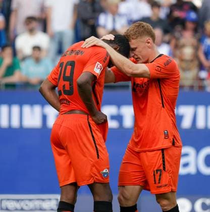 Sport Bilder des Tages 18.05.2025, xhettx, Fussball 2.Bundesliga, Karlsruher SC - SC Paderborn 07 v.l. Ilyas Ansah (SC Padaborn 07, 29) wird von Laurin Curda (SC Padaborn 07, 17) getröstet (DFL DFB REGULATIONS PROHIBIT ANY USE OF PHOTOGRAPHS as IMAGE SEQUENCES and or QUASI-VIDEO)