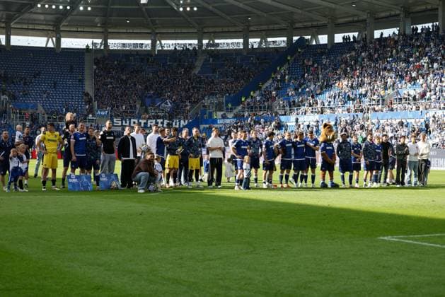 18.05.2025, xhettx, Fussball 2.Bundesliga, Karlsruher SC - SC Paderborn 07 v.l. Die Mannschaft vor den Heimischen Fans (DFL DFB REGULATIONS PROHIBIT ANY USE OF PHOTOGRAPHS as IMAGE SEQUENCES and or QUASI-VIDEO)