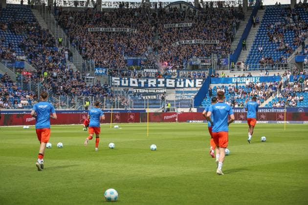 Die Paderborner Spieler betreten den Platz, Karlsruher SC vs. SC Paderborn 07, 2. Bundesliga, 34. Spieltag, 2024 2025, 18.05.2025, DFL REGULATIONS PROHIBIT ANY USE OF PHOTOGRAPHS AS IMAGE SEQUENCES AND OR QUASI-VIDEO, Karlsruher SC vs. SC Paderborn 07, 2. Bundesliga, 34. Spieltag, 2024 2025, 18.05.2025 Karlsruhe