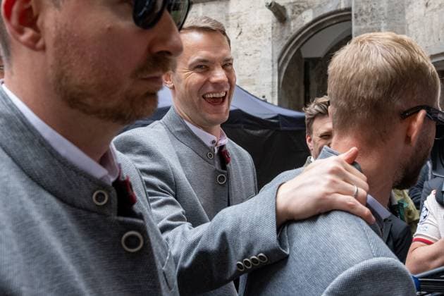 Manuel Neuer 1 (FC Bayern Muenchen) scherzt mit Konrad Laimer 27 (FC Bayern Muenchen) bei der Ankunft im Rathaus, Meisterfeier, Rathausbalkon, FC Bayern Muenchen und FC Bayern Frauen, Fussball, 18.05.2025 DFB regulations prohibit any use of photographs as image sequences and or quasi-video Muenchen Bayern Deutschland
