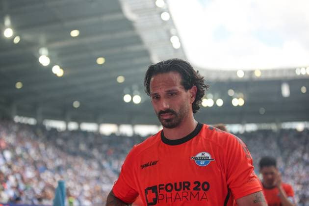 Adriano Grimaldi (SC Paderborn 07, 39) traurig bei den Fans, Karlsruher SC vs. SC Paderborn 07, 2. Bundesliga, 34. Spieltag, 2024 2025, 18.05.2025, DFL REGULATIONS PROHIBIT ANY USE OF PHOTOGRAPHS AS IMAGE SEQUENCES AND OR QUASI-VIDEO, Karlsruher SC vs. SC Paderborn 07, 2. Bundesliga, 34. Spieltag, 2024 2025, 18.05.2025 Karlsruhe