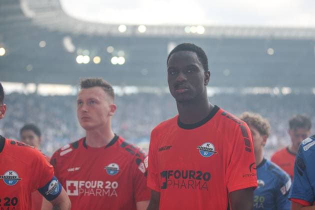 Ilyas Ansah (SC Paderborn 07, 29) traurig bei den Fans, Karlsruher SC vs. SC Paderborn 07, 2. Bundesliga, 34. Spieltag, 2024 2025, 18.05.2025, DFL REGULATIONS PROHIBIT ANY USE OF PHOTOGRAPHS AS IMAGE SEQUENCES AND OR QUASI-VIDEO, Karlsruher SC vs. SC Paderborn 07, 2. Bundesliga, 34. Spieltag, 2024 2025, 18.05.2025 Karlsruhe