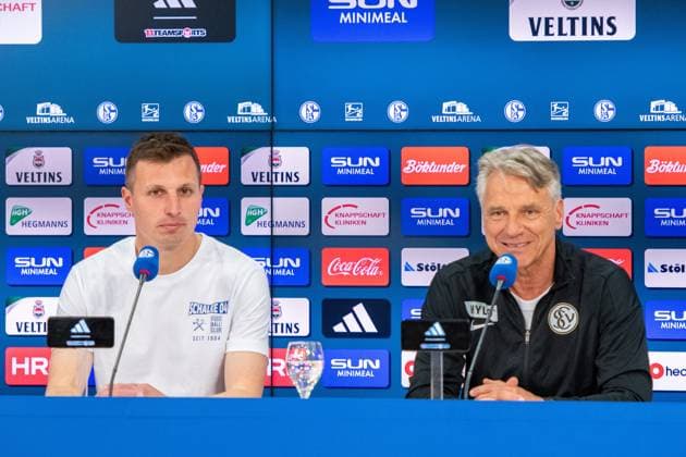 2. Fussball Bundesliga. FC Schalke 04 - SV 07 Elversberg, 18.05.2025 Jakob Fimpel (Trainer des FC Schalke 04) und Horst Steffen (Trainer des SV Elversberg) in der Pressekonferenz; 2. Fussball Bundesliga. FC Schalke 04 - SV 07 Elversberg, 34. Spieltag, am 18.05.2025, Veltins Arena, Gelsenkirchen. DFL REGULATIONS PROHIBIT ANY USE OF PHOTOGRAPHS AS IMAGE SEQUENCES AND OR QUASI-VIDEO. Copyright: xBEAUTIFULxSPORTS Erlhofx
