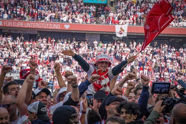 18.05.2025 - Deutschland: 2. Fussball Bundesliga 2024 2025, 34. Spieltag - 1. FC Köln vs. 1. FC Kaiserslautern - Rhein-Energie-Stadion (Köln): Aufstieg, Jubel, Kind, Fahne, Freude, Meisterfeier, Platzsturm, Euphorie