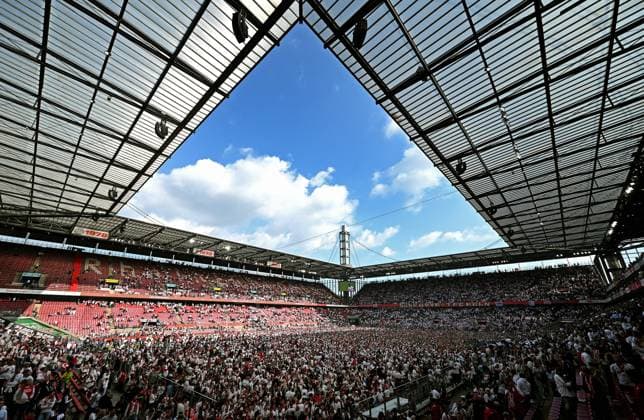 Fussball, Bundesliga, Deutschland, Herren, Saison 2024 2025, 34. Spieltag, Rhein Energie Stadion Köln, 1. FC Köln - FC Kaiserslautern 4:0; Das Rhein Energie Stadion nach dem Platzsturm. Jubel, Freude, Aktion.