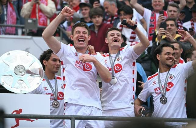 Fussball, Bundesliga, Deutschland, Herren, Saison 2024 2025, 34. Spieltag, Rhein Energie Stadion Köln, 1. FC Köln - FC Kaiserslautern 4:0; Dominique Heintz (KOE), Eric Martel (KOE) und Max Finkgräfe (KOE) jubeln neben der Meisterschale. Jubel, Freude, Aktion.
