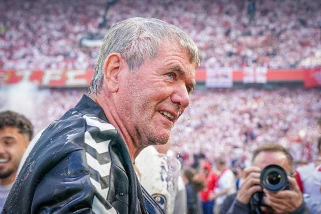 18.05.2025 - Deutschland: 2. Fussball Bundesliga 2024 2025, 34. Spieltag - 1. FC Köln vs. 1. FC Kaiserslautern - Rhein-Energie-Stadion (Köln): Friedhelm Funkel (Trainer, 1. FC Köln) nach Bierdusche, Aufstieg, Meisterfeier, Jubel, Freude