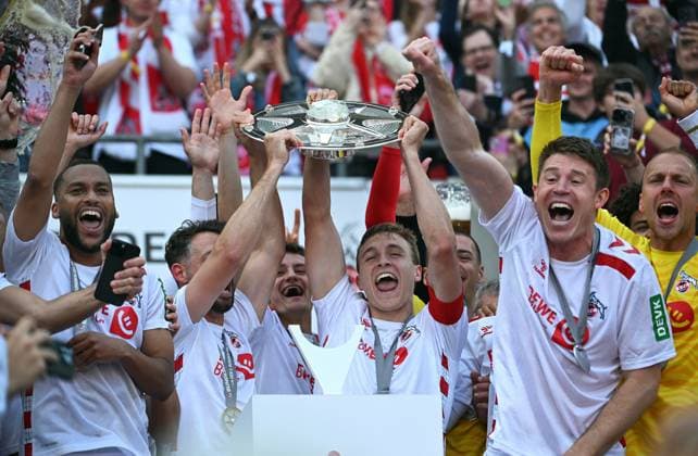 Fussball, Bundesliga, Deutschland, Herren, Saison 2024 2025, 34. Spieltag, Rhein Energie Stadion Köln, 1. FC Köln - FC Kaiserslautern 4:0; Linton Maina (KOE), Mark Uth (KOE), Timo Hübers (KOE), Dominique Heintz (KOE) und Marvin Schwäbe (KOE) jubeln mit der Meisterschale. Jubel, Freude, Aktion.