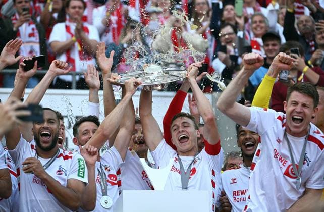 Fussball, Bundesliga, Deutschland, Herren, Saison 2024 2025, 34. Spieltag, Rhein Energie Stadion Köln, 1. FC Köln - FC Kaiserslautern 4:0; Linton Maina (KOE), Mark Uth (KOE), Timo Hübers (KOE), Dominique Heintz (KOE) und Marvin Schwäbe (KOE) jubeln mit der Meisterschale. Jubel, Freude, Aktion.