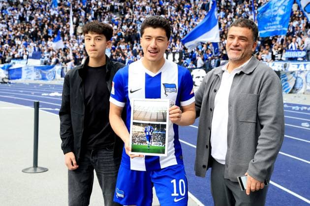 DEU, DFL, 2. FBL, Hertha BSC vs. Hannover 96, 18.05.2025, Berliner Olympiastadion, Berlin, DEU, DFL, 2. FBL, Hertha BSC vs. Hannover 96, im Bild Ibrahim Maza (Hertha BSC Berlin 10) und Familie DFL - regulations prohibit any use of Photographs as image sequences and or quasi-video