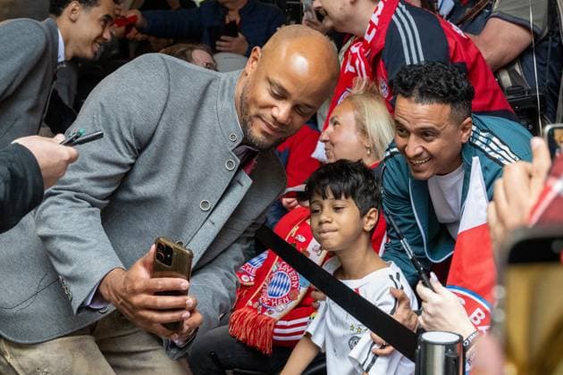 Cheftrainer Vincent Kompany (FC Bayern Muenchen) macht ein Sefie mit einem Fan, Meisterfeier, Rathausbalkon, FC Bayern Muenchen und FC Bayern Frauen, Fussball, 18.05.2025 DFB regulations prohibit any use of photographs as image sequences and or quasi-video Muenchen Bayern Deutschland